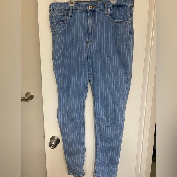 Pinstripe light wash Levi’s jeans - Picture 3 of 3